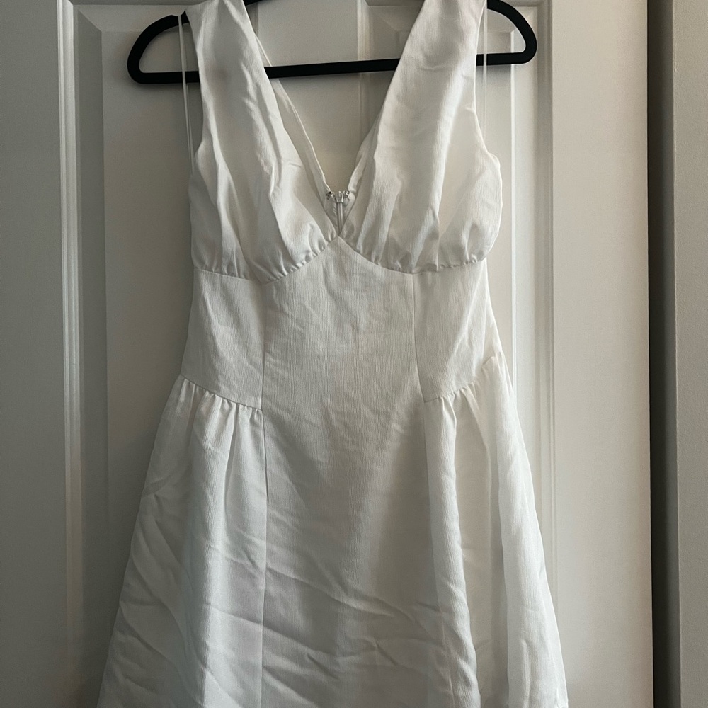 Elegant White Sleeveless Dress